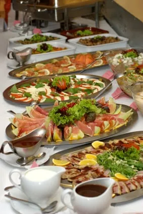 How to Set Up an Elegant Buffet Table Setting